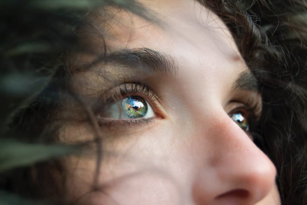 ocean eyes photography example with a woman looking into the distance